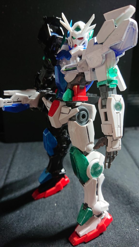 これはフルスクラッチで制作したコンテナブースターを装備した状態です。これは左右非対称の為に本来の速度を出せないと考えて作った装備です。また、エクシアのキットに入っているGNロングソードとGNビームサーベルが付けられます。