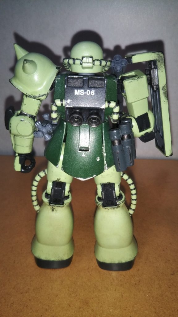 リアビューです。 こちらのザクにはメイン武装のザクバズーカのほかに、クラッカーとザクバズーカの予備弾倉を装備してあります。 ところでバックパックの「MS-06」のマーキングですが、実はこちらはドム用のデカールで、もともとは「MS-09」というマーキングでした。 しかし「6をひっくり返せばザクのマーキングにも使えるんじゃね?」と思いつき、数字の9だけ切り離し、ひっくり返して張り付けてみました。