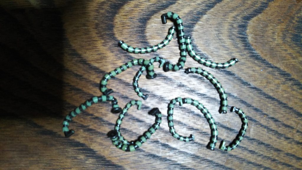 動力パイプです。 こちらは黒鉄色でスミ入れをした後、パイプひとつひとつを若草色で筆塗りして仕上げたのですが、何しろザク2機分の動力パイプともなるとこの量なので、これもかなり時間がかかりました・・・。 ちなみに画像はスミ入れが終わった状態なのですが、こうして並べてみるとムカデかヤスデの群れに見えてきてしまいます(笑)。