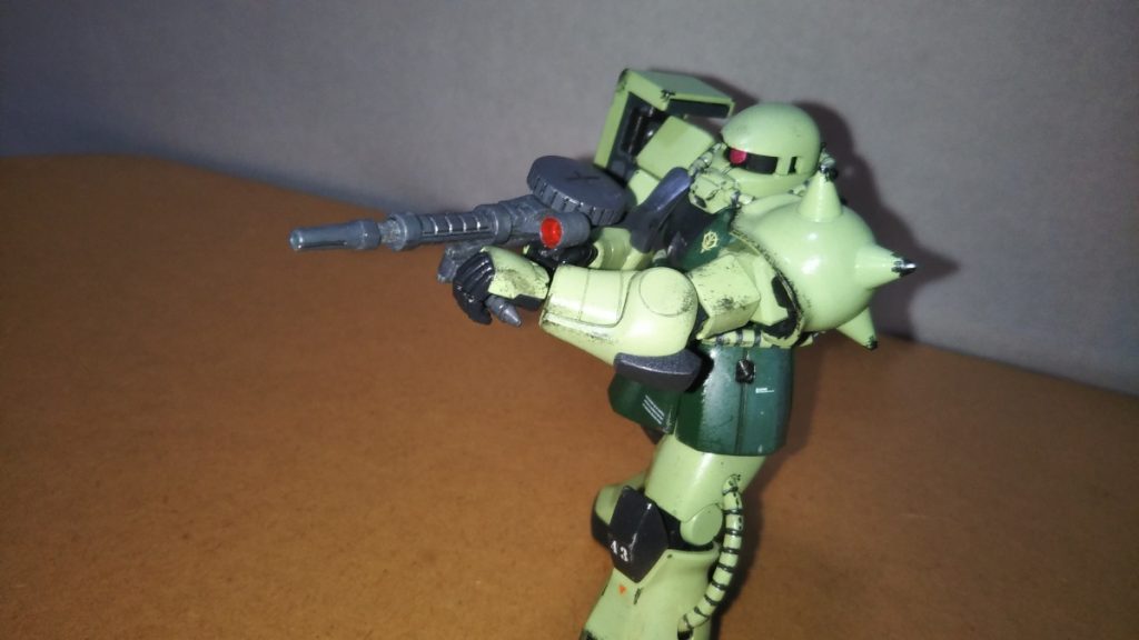 ザクマシンガン装備です。 ジオン軍の機体なら大体どんなモビルスーツに持たせてもサマになるとウワサの(?)この武装ですが、その名の通りザクが装備すると安心感が半端ないです(笑)。