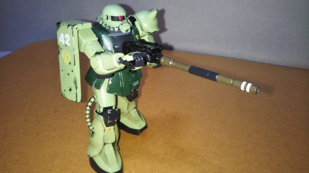 マゼラトップ砲装備です。 塗装パターンは、08小隊や最近何かと話題(と言うか問題)になっている「戦場の絆Ⅱ」に登場するモノを参考に塗り分けました。 手元の機関部(?)は銃鉄色、銃身はオリーブドラブとミッドナイトブルーで塗装してみました。 また、銃口付近にはマスキングで白い線を2本描いてあります。