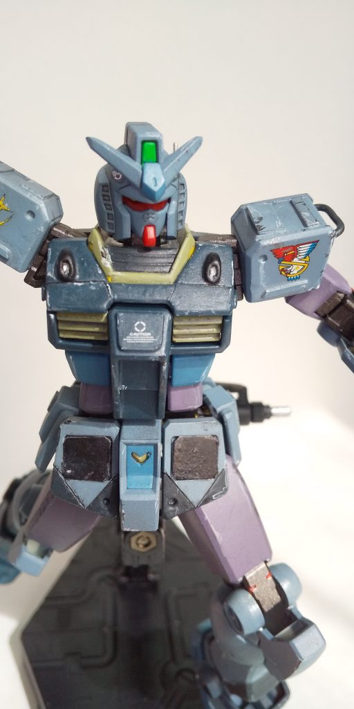 どうせ汚すから…と、ケガキスジ彫りも適当、調色も雑、色々失敗しました。最初はG３とピクシーの中間くらいにしたかったんですが、久しぶりのエアブラシで苦戦、イメージとは程遠い何かが出来上がりましたよ。…よし、ロシア針葉樹林帯で活躍するガンダムってことにしよう！(笑)