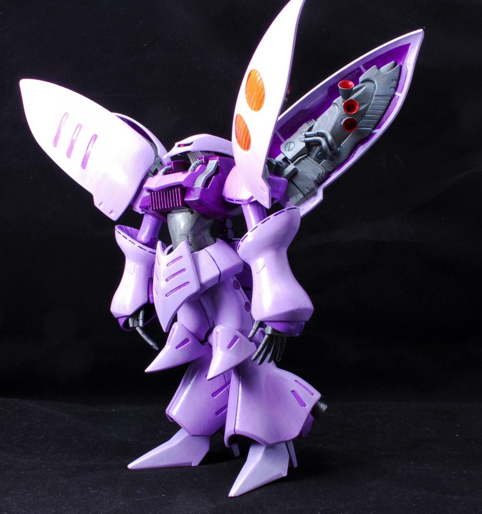 首を長くし、胴をスリム化、ヒールを追加して脚を長くしました。