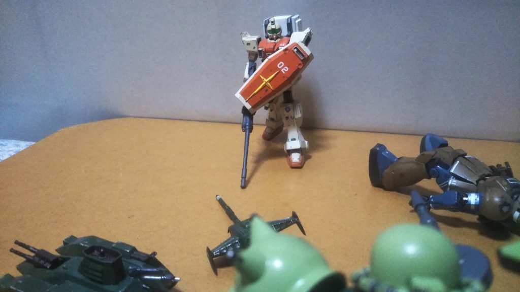 俺たち第04MS小隊は、奇跡的に全員生き残ることができた。 だが、モビルスーツも戦車も全機大破。しかも戦闘のどさくさに紛れて、基地司令のマ・クベ大佐は宇宙へ脱出したらしい。 俺たちもなんとか宇宙へ脱出するため、これからアフリカへ向かうことになった。 そういえば戦闘が終わった後で、隊長の古い戦友だという人に会った。 彼女もウチの隊長と同じく、隊長なのに自分だけ旧型のザクに乗っているようだ。 なんでも彼女たちの小隊は、運良く3機全てのモビルスーツが動くので、アジアの方へ撤退するらしい。 俺たちの前線基地があった方だが、今はあっちも連邦の攻勢がかなり厳しくなってきているみたいだ。大丈夫か? そんなこんながあってから、俺たちは味方の潜水艦に乗せてもらって北アフリカに脱出し、そこでHLVの打ち上げ時間を稼ぐために4日ほど散発的な戦闘を繰り返し(モビルスーツは、キンバライト基地の司令が新型のドム・トローペンやザクⅠ・スナイパータイプを貸してくれた)、なんとか宇宙へ脱出したあと、ア・バオア・クーであの「キマイラ隊」の影武者として戦うことになるのだが、それはまた別の話だ。