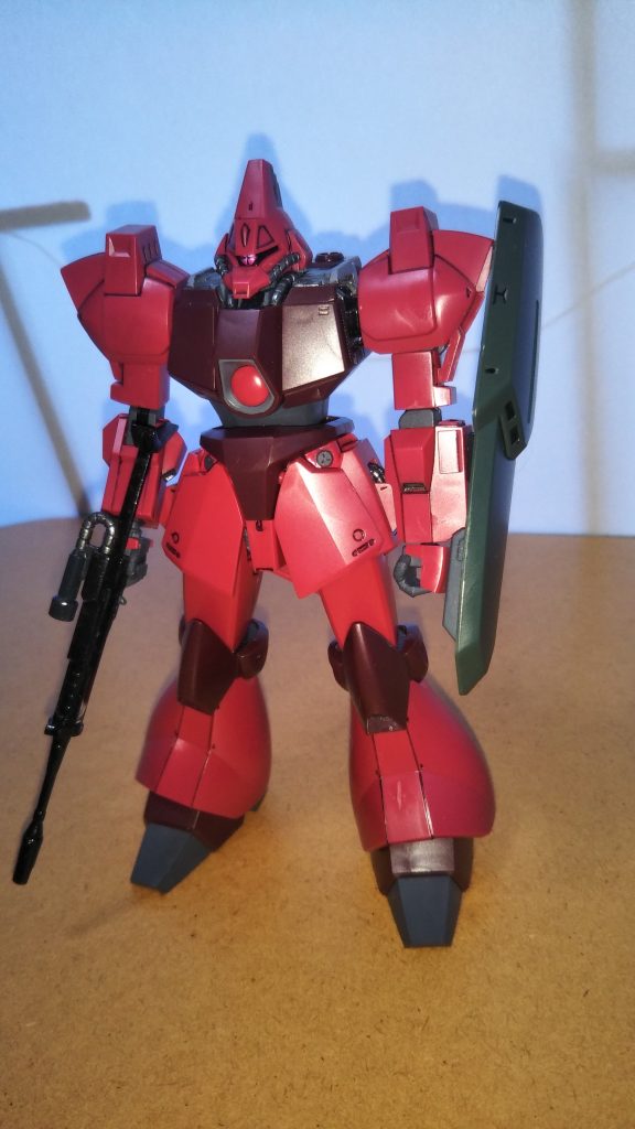 正面素立ちです。 使用したのは、HGUCガルバルディβのキットです。 実はこのキット、発売されてすぐに購入し、数年部屋の隅に積んであったのですが、なんとその間に、飼いネコが箱の上にウ〇コを垂れるというバイオテロに見舞われました・・・orz ウン〇を始末した後、仕方なく箱は捨ててしまい、中身だけ取り出してしまっておいたのですが、今回なんとかこうして完成させることができてよかったです。 さて作品の方ですが、基本的に本体はほぼキットの成形色のままです。 関節や腹部、つま先などのグレー部分、モノアイ周り、ビームライフル、動力パイプやスラスター類などは塗装してあります(これらの部分だけは、買ってすぐに塗装してありました)。 グレー部分はいつもの、ニュートラルグレーにつや消し黒を混ぜた暗めのグレー、ビームライフルは私特製の銃鉄色(つや有り黒に黒鉄色を混ぜた色)、モノアイとビームライフルのスコープは、銀色を塗装した上からマッキーのピンクで塗装してあります。 動力パイプやスラスターは、黒鉄色で塗りました。 そうそう、腰パーツの一部(フロントアーマーの上の、丸いグレーのディテールの回り)だけ、ワインレッドで手足と同じ色に塗装しておきました。 手持ちの塗料がキットの成形色とほぼ全く同じ色で助かりました(笑)。