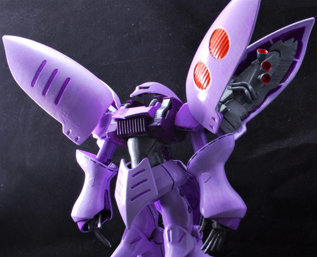 塗装は筆塗り。シルバー部のみエナメル塗料、他はアクリルガッシュを使用。アクリルガッシュはそのままだとザラザラした質感ですが、ツヤ有コートをスプレーすると、陶器のような不思議な質感が出ました。