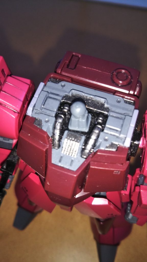 首回りです。 今回、一番塗り分けにこだわった部分だと思います。 一番下であろう機械部分はビームライフルと同じ銃鉄色、その一段上や留め具(?)の部分は黒鉄色、一番上の装甲はグレーで塗装しました。 こういったメカニカルな部分や関節などは、構造を考えながら塗り分けるとリアルさや説得力がアップすると考えているので、毎回こだわっています。 本当は首パーツの両脇は胴体と同じブラウンなのですが、今回は全体を塗装する時間がないと判断し、パーツ成形色の明るいグレーのままです。 いつかこの作品をリメイクする機会があれば、ここら辺はもう少しこだわりたいですね・・・。