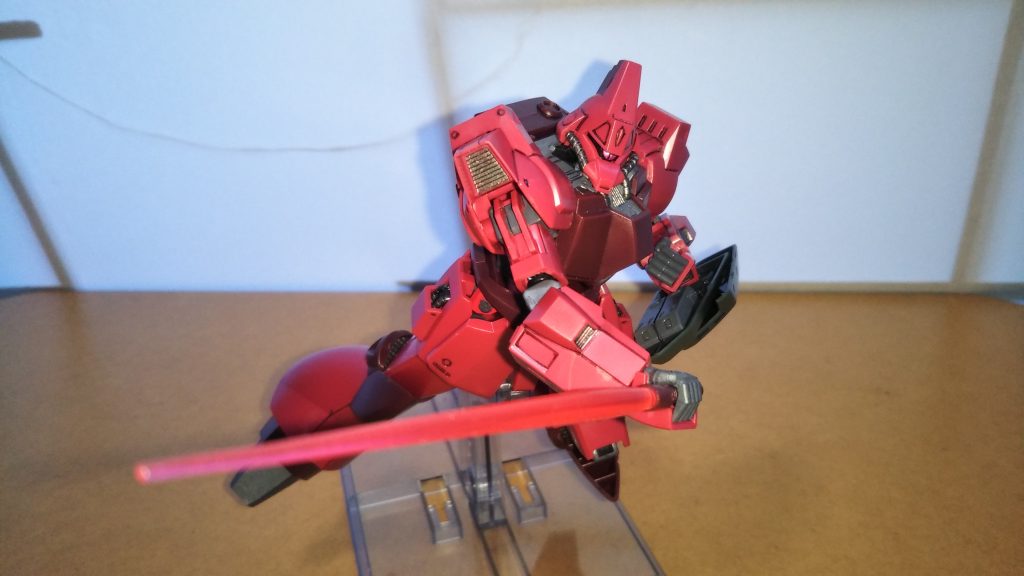 ビームサーベル装備です。 黄色も悪くはありませんが、劇場版からZガンダムに入った私としては、ライラのガルバルディβならやはりこちらの色の方が好みです。 それにしてもこのキット、最新のモノだけあって可動範囲は素晴らしいのですが、なんだかやたらと関節が固い気がします。特に肩の接続が固すぎて、動かすと関節が折れそうになったので、ヤスリで削ったら今度はユルユルになってしまいました・・・orz そのうち、また木工ボンドでも塗って調整してやろうと思います。