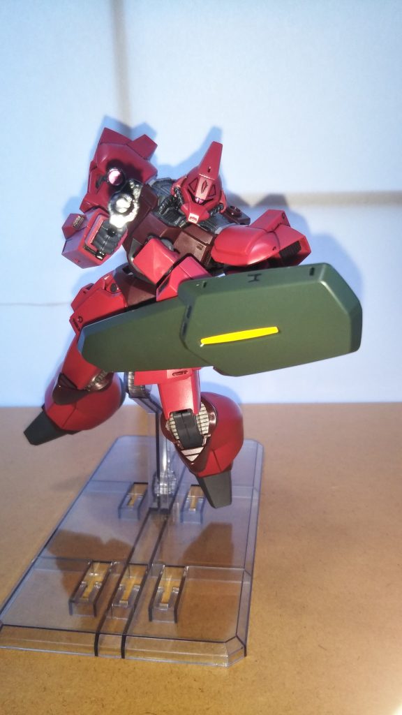 ビームライフル装備です。 以前購入した「HGUCトリプル・ドムセット」に付属するスタンドパーツを使ってみました。 宇宙空間での戦闘シーンを再現するとなると、やはりこの手のアイテムは重宝しますね。