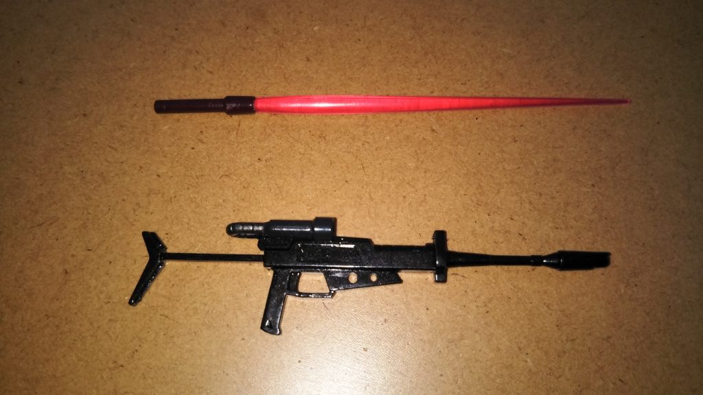 武装です。 ビームサーベルは、キットには黄色いビーム刃が付属するのですが、劇場版Zガンダムに登場したライラ大尉のガルバルディβが確かピンク色のサーベルを使用していたので、別のキットから移植しました(というかいくら見た目がジオンっぽくても、あくまでガルバルディβは連邦軍の機体なので、こちらの色で正解だと自分は思っています)。 余談ですが、劇場版Zガンダムは公開当時地元の映画館へ見に行ったのですが、初めて客席が満員で立ち見の人までいる映画というモノを見ました(笑)。 ビームライフルは、以前投稿したゲルググのライフルと同じく、本体を銃鉄色、スコープ部分をミッドナイトブルー、パイプを黒鉄色で塗り分けてあります。 そういえばこのビームライフル、ストック後部の上下に細い線のようなディテールが入っているのですが、自分は製作するときにパーティングラインだと思ってヤスリで削り落としてしまいました・・・。 しかしその後、説明書の完成写真を確認すると、そこにはあのディテールがバッチリ入っているではありませんか! そのため、細切りにしたプラ板でディテールを復活させました。