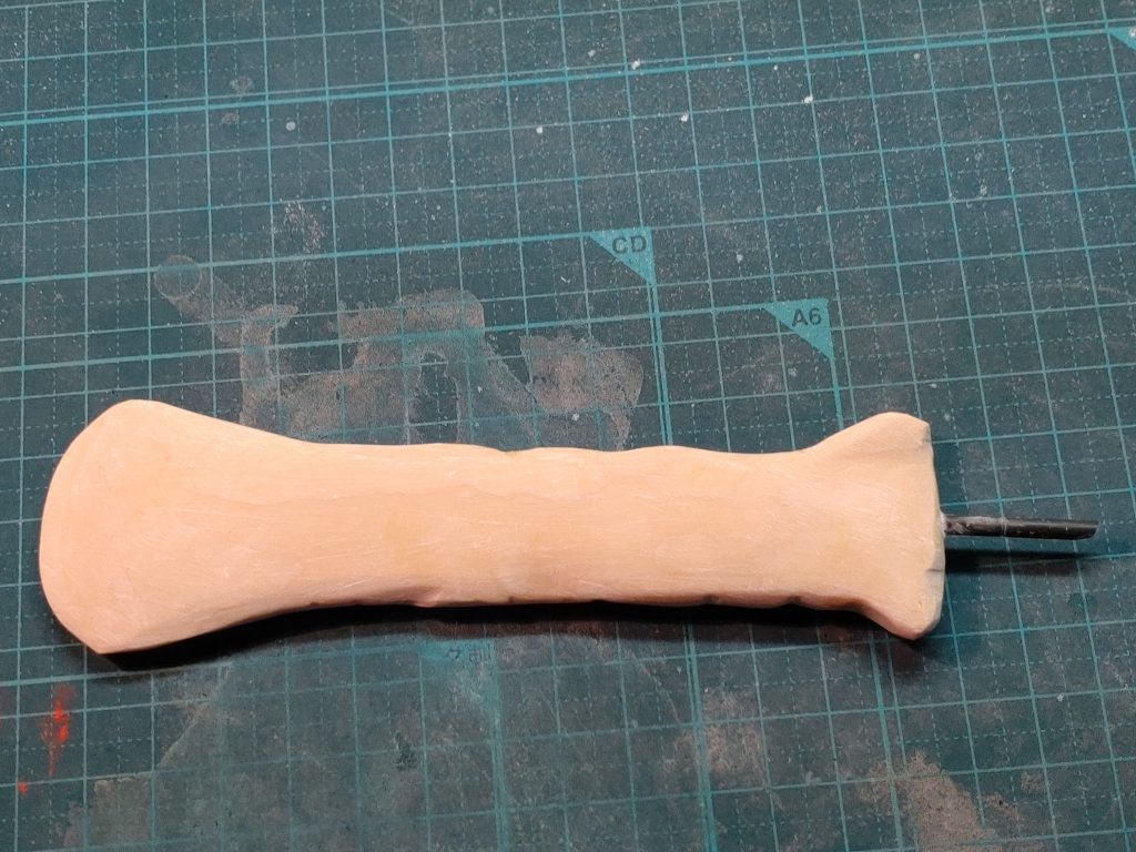 エポキシパテで大まかに形を作って、厚く盛り