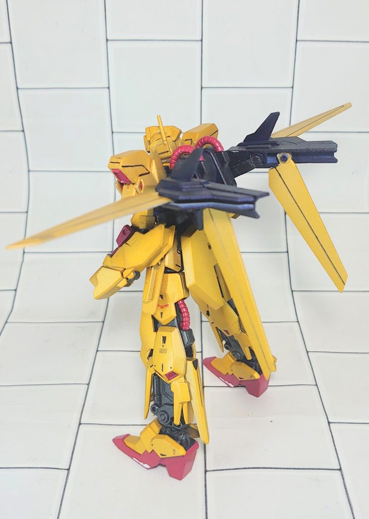 背中のバインダーはミノフスキークラフトって設定で可変ウイングになってます。チラチラと塗装不十分な部分が…