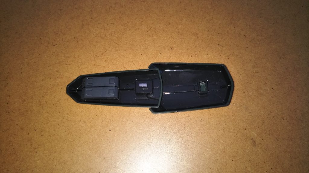 シールドです。 表面は未塗装に付属するシールを張っただけですが、裏はミッドナイトブルーで塗装してあります。 また、グレネードランチャーは関節部などと同じグレーで塗り分けたモノを取り付けました。