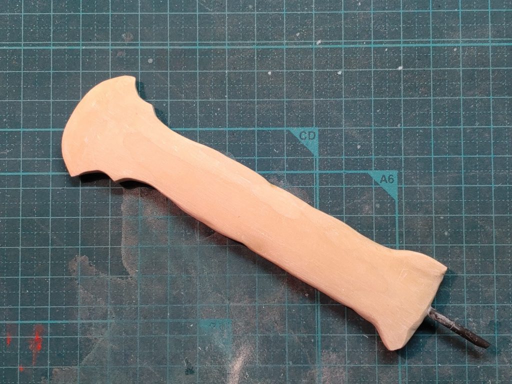 ペンサンダーを使ってより似せた形に整形して傷をつけて塗装して完成と言う流れです。