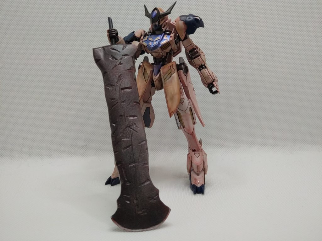 この剣はDARK SOULSという作品に登場する煙の特大剣という武器なのですが、まぁもちろんそんな武器は発売されていないのでフルスクラッチで作成しました!元の武器に寄せようと刃こぼれ(？)や擦り傷をつけてます!完璧ではないですがいい感じに似せれて頑張った甲斐がありました!