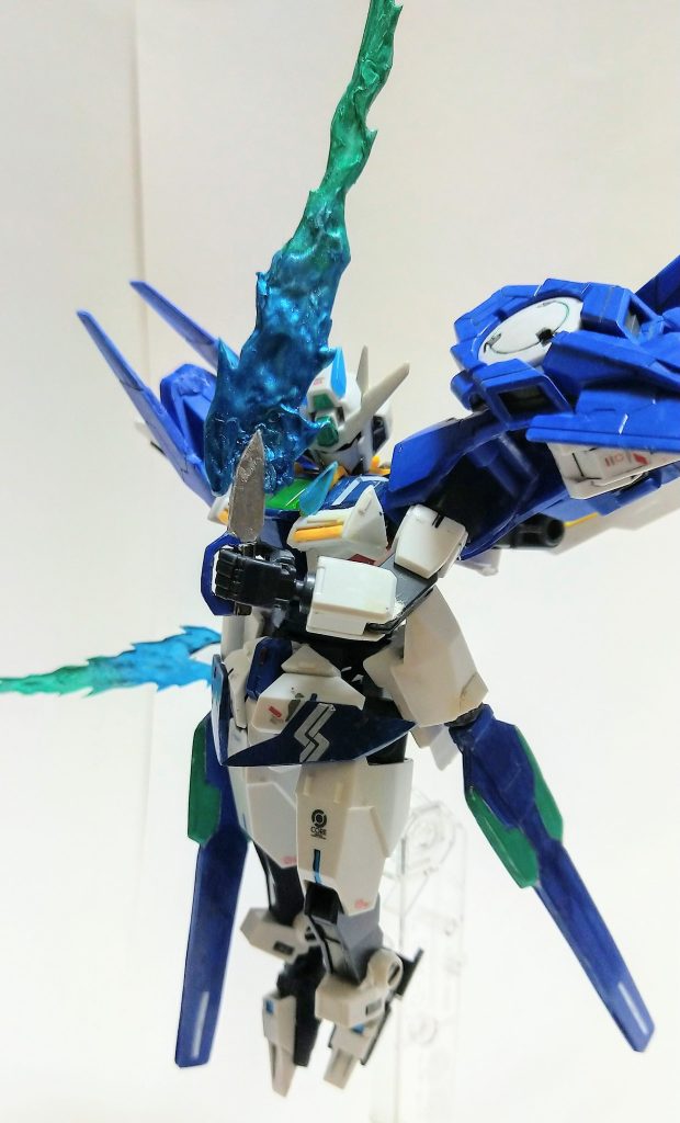 フレイムサーベルI‐フィールドにより炎状となるビームサーベル。I‐フィールドの恩恵でビームシールドを切り裂くことができる。これを装備したことにより、本装備と直結しているGNフィンファングは射出せずにビームを撃つとフレイムライフルと同じような挙動を描く。