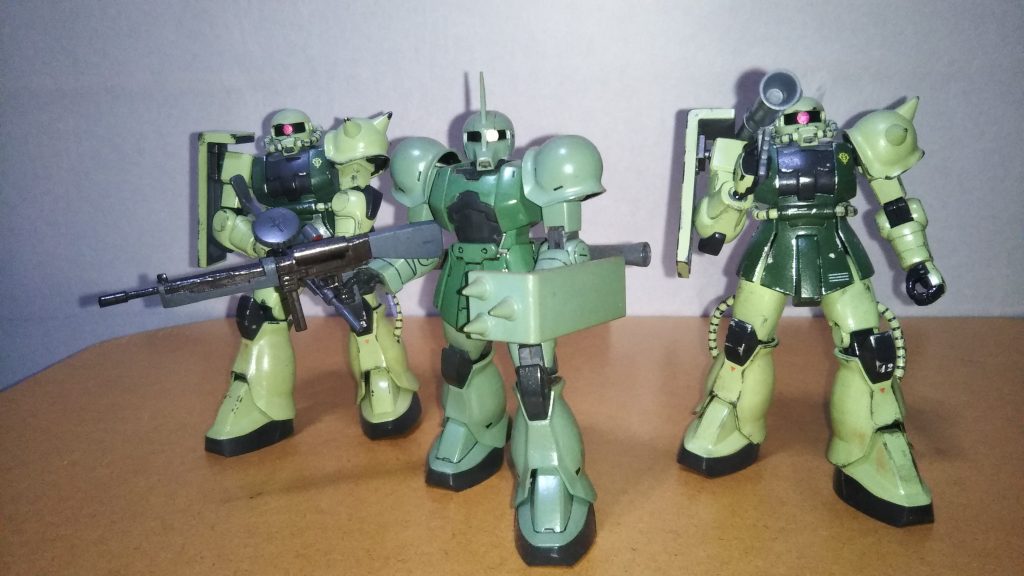 「闇夜のフェンリル隊」風です。 そういえばこちらの部隊の隊長も、隊長なのに旧ザクに乗っていましたね(しかもそれで最新型のガンダムであるマドロックを撃破するというとんでもない戦果まで挙げました・・・)。