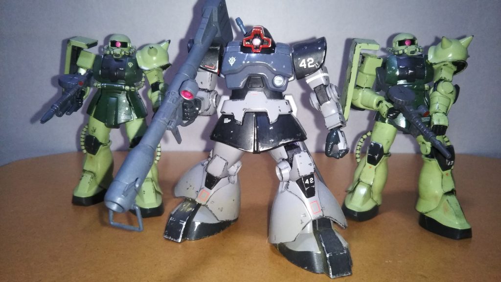 ドムとの小隊です。 ウェザリングの方向性などが同じなので違和感はないのではないか、と思いますが、考えたらドムの機動力にザク2機は付いていけるのでしょうか? 連携も何もあったものじゃなくなりそうです・・・。