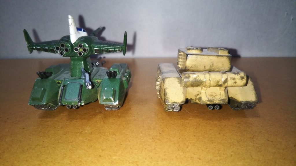 　マゼラアタックの原形となったジオン軍のマイナー車輛、M１戦車発展型とのツーショットです。　M１戦車発展型は2年ほど前にガンスタの「２０００円企画」参加作品として投稿したモノになります。　あの時にもこのマゼラアタック（当時はまだ未塗装）と並べた写真を撮りましたが、M１戦車発展型の方が現実の戦車に近い見た目の分、強そうに見えてしまいます・・・。　とはいえSF作品に登場する戦車としては、マゼラアタックの方がそれっぽいデザインですね。