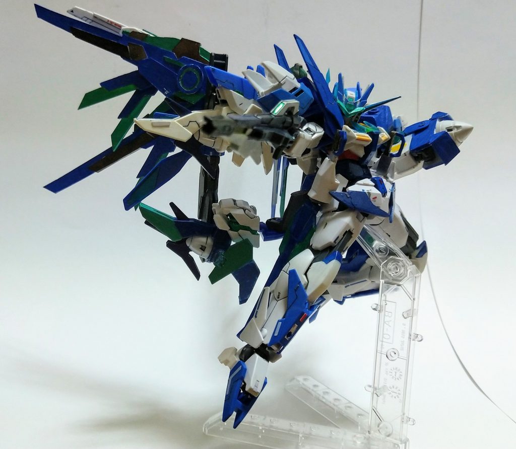 ビームライフルヴァーチェのGNバズーカを意識してアースリィのものを小改造。背中のウイングについてですが、フルスクラッチで製作しています。形ができるのに1週間はかかりました。エクストリームガンダムアイオス−フェースを参考にしています。