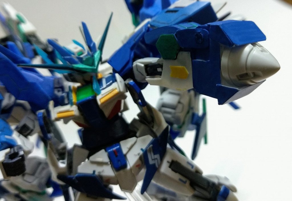 GNノーズローターファントムV2参考の兵装。ガトリングモード、サーベルモード、シールドモードが使える複合兵装。ヴィートルーのハンドミサイルポッドを基部にプラ板、GNドライヴのパーツでスクラッチ。〈セレスティアルからの変更点〉武装アンテナ大型化ヴレイブドライヴユニットのうち2つをリアアーマーに移植ウイングの追加ヴレイブキャノン廃止　などです。最後に写真を何枚か。