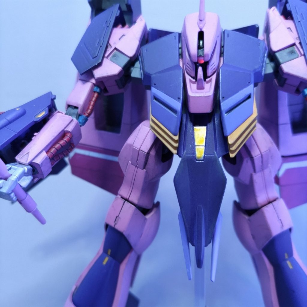 メッサーラ指揮官機と言うことで頭部にブレードをチョン。胸部にはフィンも装着しました。