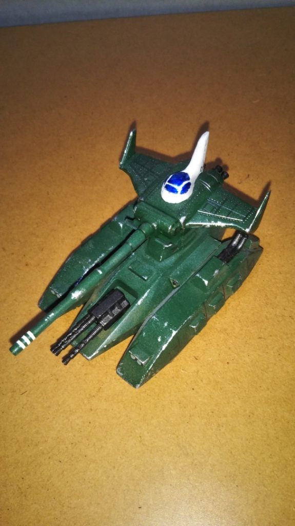 　車体上部です。　使用したキットは1/144旧キットのマゼラアタックです。　このキットは今から２０年ほど前、中学1年生だった時にほぼ素組みで製作したモノです。　今でこそEXモデルでも非常に精密なキットが発売されているマゼラアタックですが、旧キットも十分な出来だと思います。　むしろHGUCのザクなどと並べるなら、ディテール過多なEXモデルよりもこちらの方が適任だと思います（値段も400円とお手頃ですしね）。