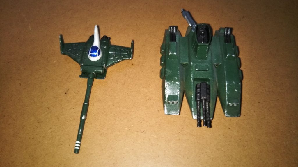 　マゼラトップ分離です。　マゼラベースの砲塔基部（？）の内側は、黒鉄色で塗装しました。　それにしてもマゼラトップ、どう考えても空を飛ぶのは不可能なデザインだと思います・・・。　そういえば以前読んだ第08MS小隊の小説版では、マゼラトップの飛行時間は5分程度が限界らしく、しかもこの状態での砲撃は命中精度が極端に下がるので、よほどのことがなければ分離はしない、という設定になっていました。　まぁ、冷静に考えればそりゃそうですよね・・・。