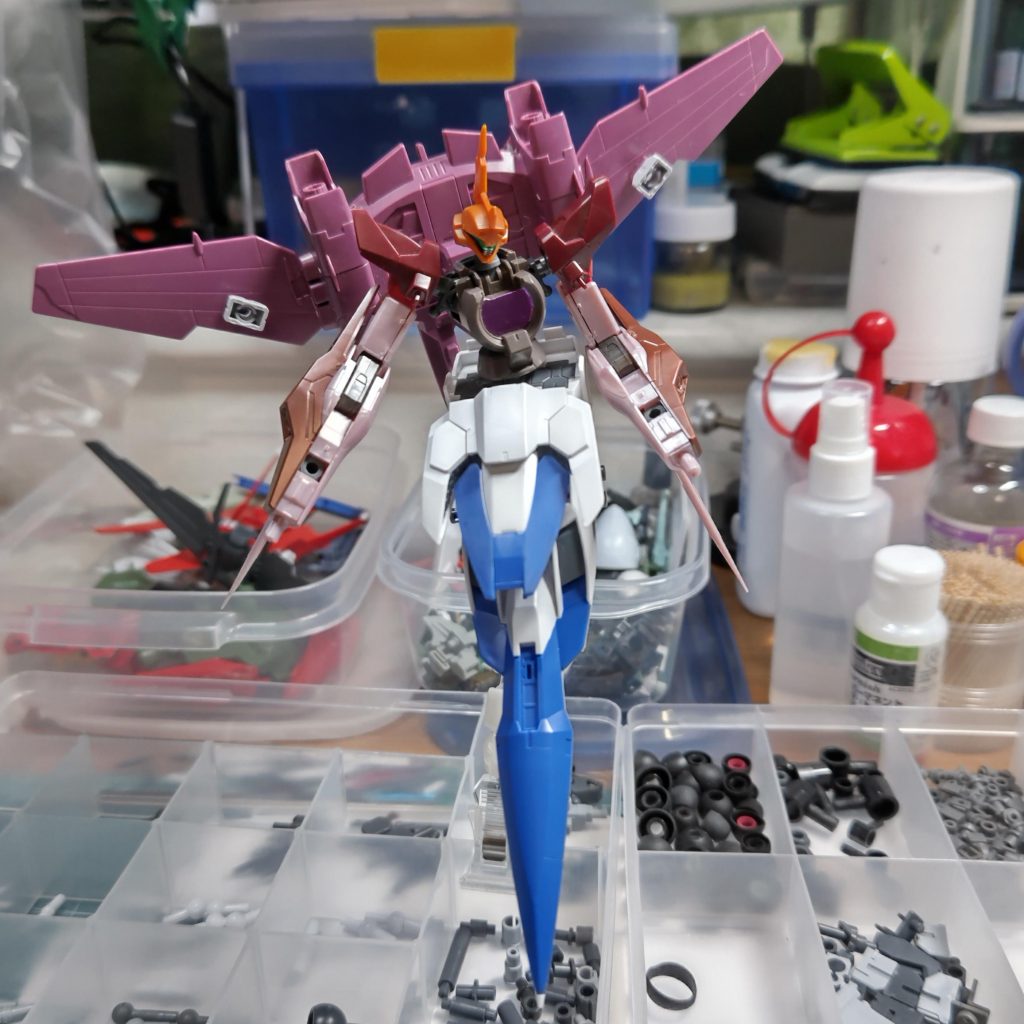 頭部はHGエルフブルック、胸部はHGジンクス、肩アーマーはHGエクシア、腕部はHGキュリオスの脚、下半身はMGダブルオーライザー。