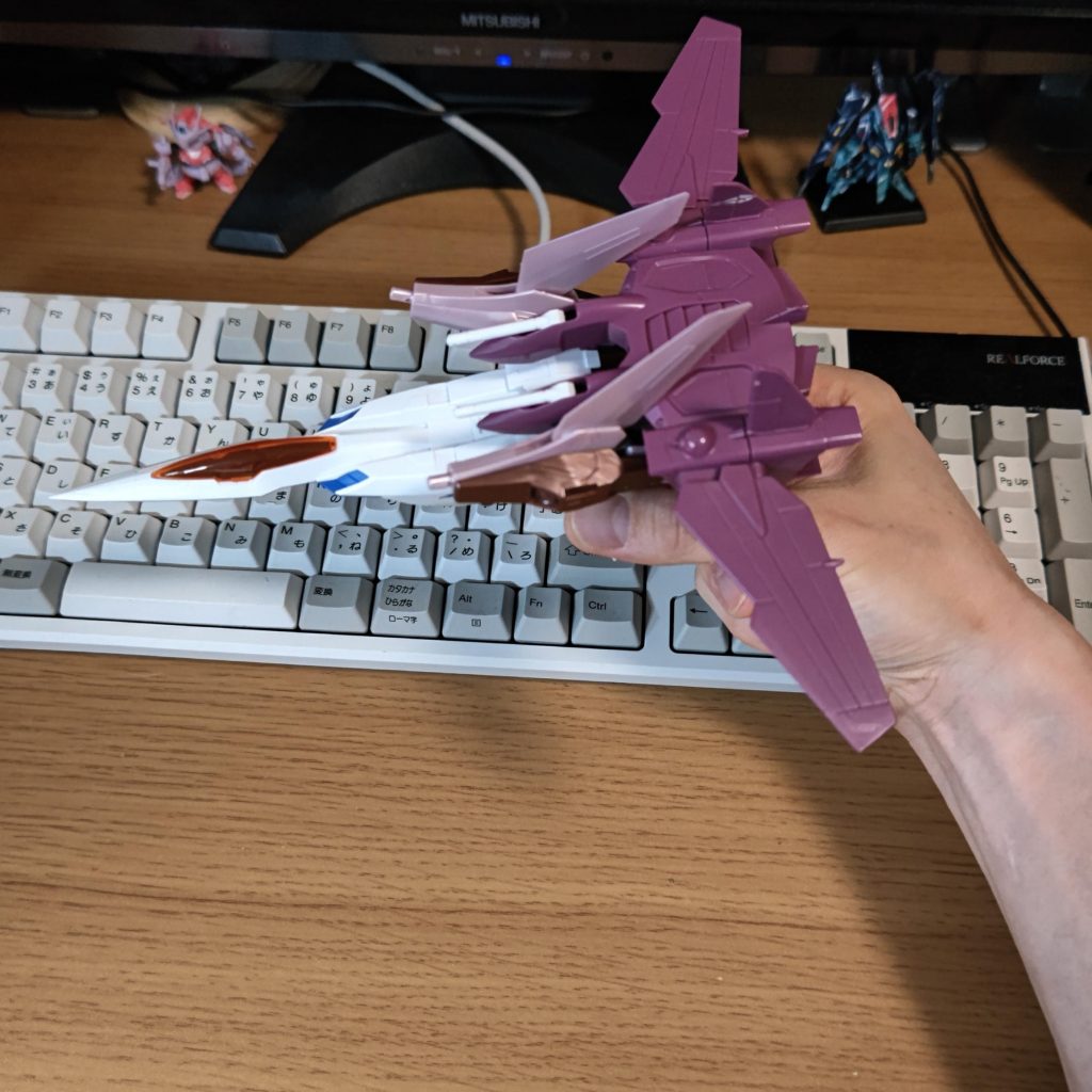 飛行形態。翼部分はコレクションキットのジャスティスガンダムです。
