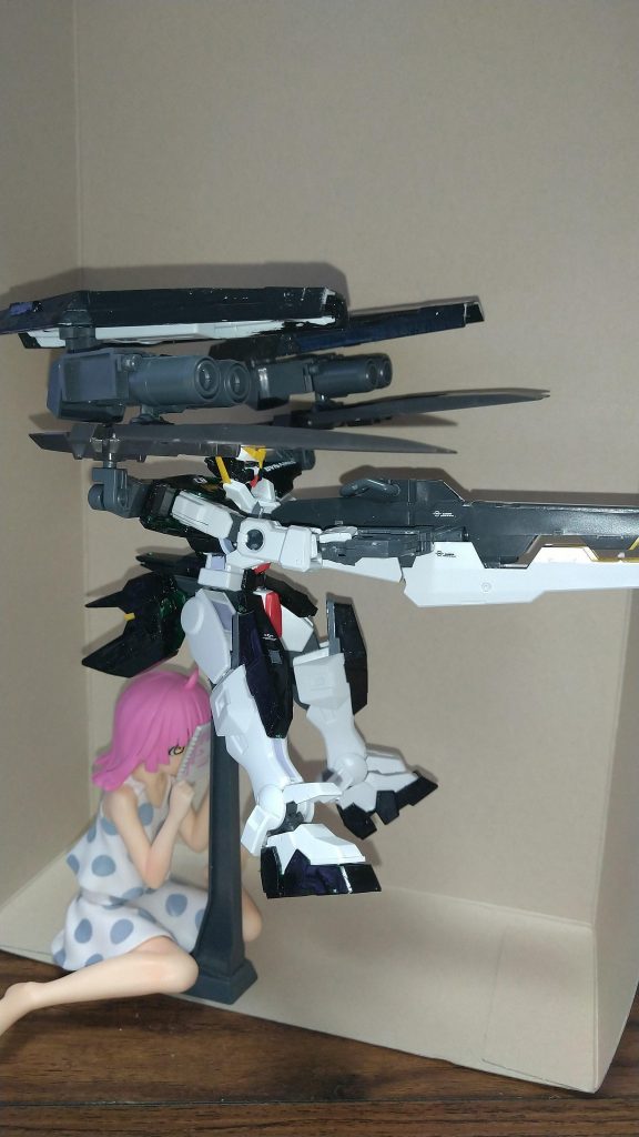 全砲門発射形態の横から。ちなみに映ってる璃奈ちゃんのフィギュアはスタンドが倒れるので重し代わりに使用してます(｀･ω･´)ﾉ