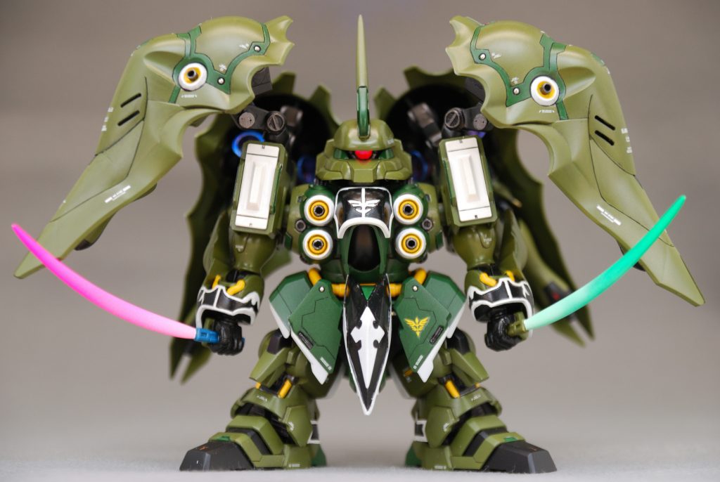 モノアイは蛍光ピンクです。ブラックライトで光らせてみました。