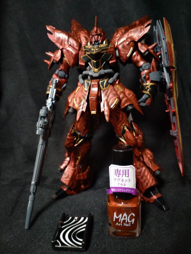 マニキュア塗って磁石を近づけるとマニキュア内の鉄粉が集まって模様になるやつ