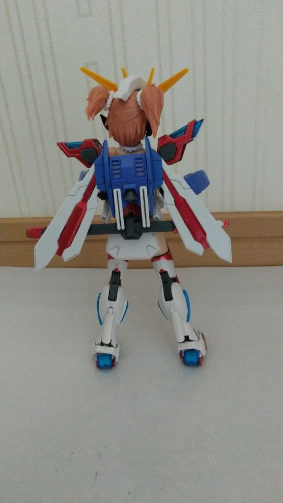 後ろはこんなこんな感じ。シャイニングガンダムのコアランダーにゴッドガンダムのバックパックの羽を付けてみました。そして、今回はGNドライブは着いていません。その代わり見にくいかと思いますが、額にGストーンを装着。そして肩には師匠から受け継いだという設定のキングオブハートの紋章を付けてみました。