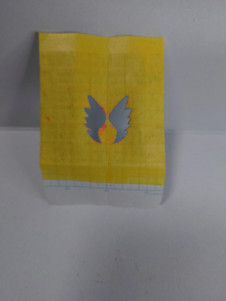 翼のマークはマスキングテープを切ってお手製ステンシルを作りました。半分に折った状態で切れば左右対称になる、それに気付くまで丸一日ほどかかった記憶があります。