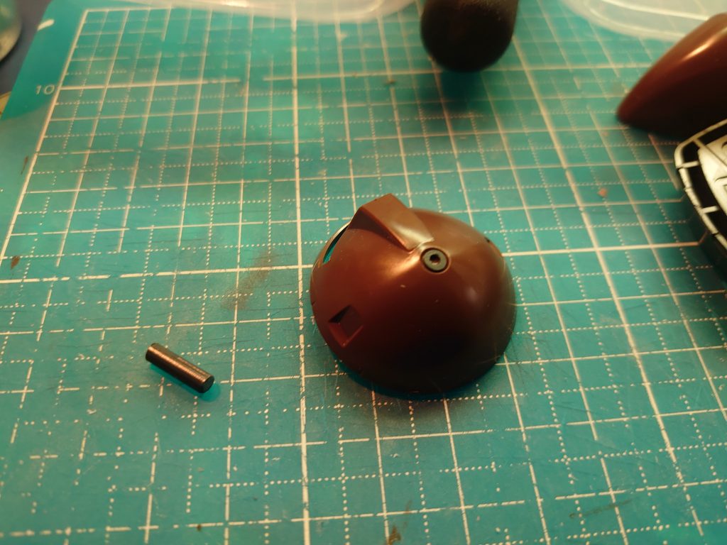 フリージーヤードの穴がただの凹みだったのでランナーにピンバイスで穴を開け、カットして接着しました