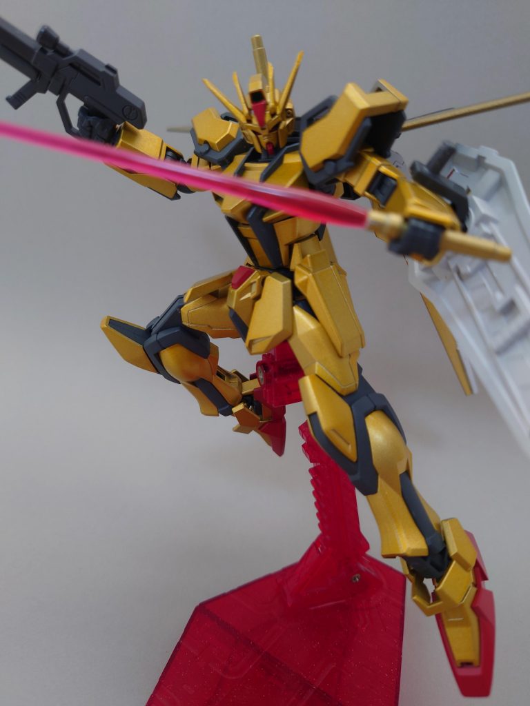 個人的にはビームサーベルとライフルの2つ持ちのスタイルが好きなので、こういう構図が好きだったりしています。最近は手に入るプラモしか作れないのでこういう遊び方もいいかも知れませんが、やっぱり作りたい物を作りたい時に作れる環境に早く戻ってもらいたいものですね。どれだけHi-νガンダム、ナイチンゲールが欲しくても転売ヤーから買いません!