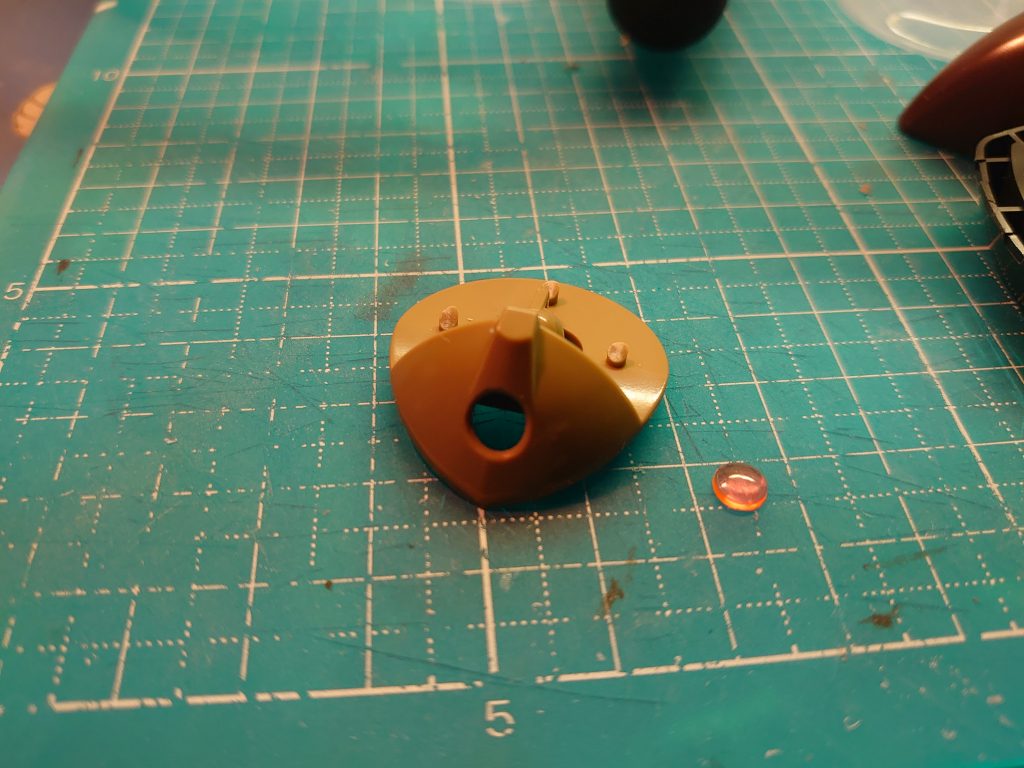 ピンバイスで穴を開けて裏にプラパンを貼り、ラピーテープを裏に貼り付けたＨアイズでモノアイを作成しました位置が少し高かったのが残念です