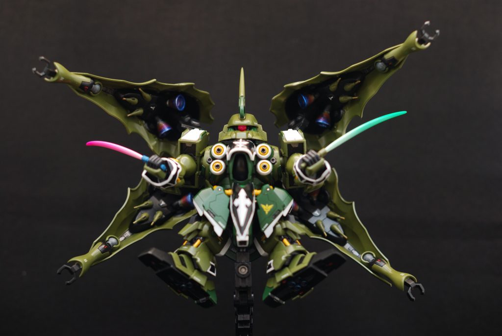 バインダーの中も作りこみました。ビームサーベルは、劇中通り片方はリゼルのビームサーベルです。