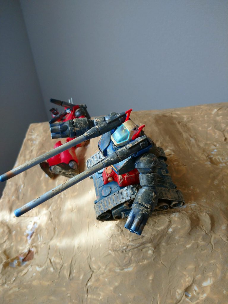 細かいウェザリングとして青焼けを入れいます基本塗装としてガンダムマーカーエアブラシシステムで着色してつや消しを吹いています