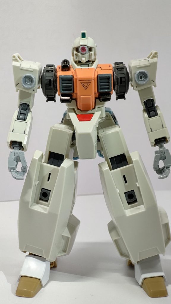 上半身が陸戦型ジム、下半身がセラヴィーシェヘラザードです。足はエルガイムのものを使っています。機体バランスを保ってくれる最強の足だったのに股関節が…股関節がッッ!長々と説明してしまいました。塗装はガンダムマーカーエアブラシにダイソーのアトマイザーボトルを繋いでMr.カラーで行ったのですが中々調子が良かったですね(塗りムラ、塗り忘れ)。初塗装ということもあり、完成した時の喜びはやはり格別でした。こうして皆沼に嵌るのか…