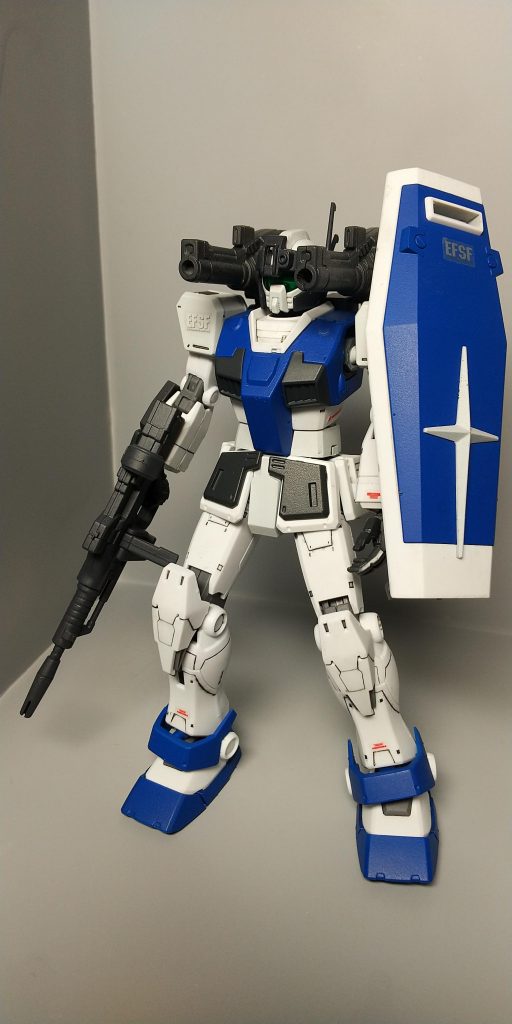 戦闘で中破したガードカスタムを連邦軍が回収して、ガンダムなどのパーツを使って改修・強化し完成した機体､､､と言う設定です,