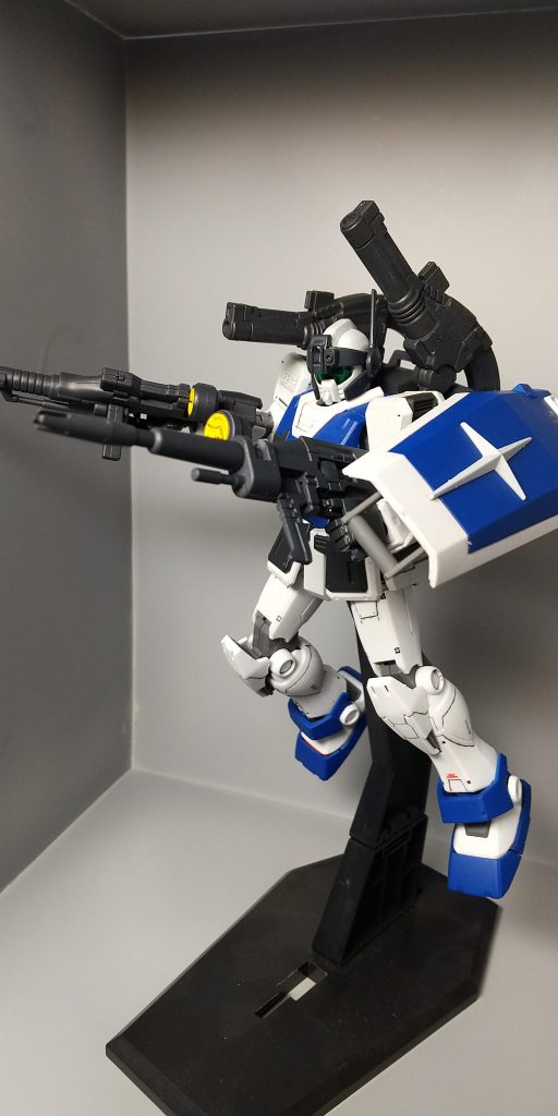 装備はガードカスタムのシールドは戦闘で失っているので連邦軍の標準的なシールド，ビームライフル×2，背部の固定砲×２ですが状況に応じて武装を変更出来る設定です,, 