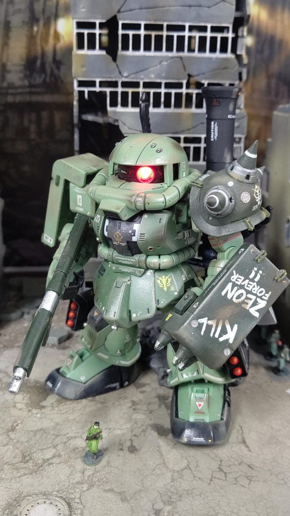 F型をチューンアップし、頭部バルカン砲を装備し格闘戦強化を図ったFS型。地上では地上専用機のJ型と並ぶ性能だったとされ、当初エースへと配備されるも故障が多くF型で結局出撃するはめになったりと敬遠され倉庫で眠っている機体が多かった。