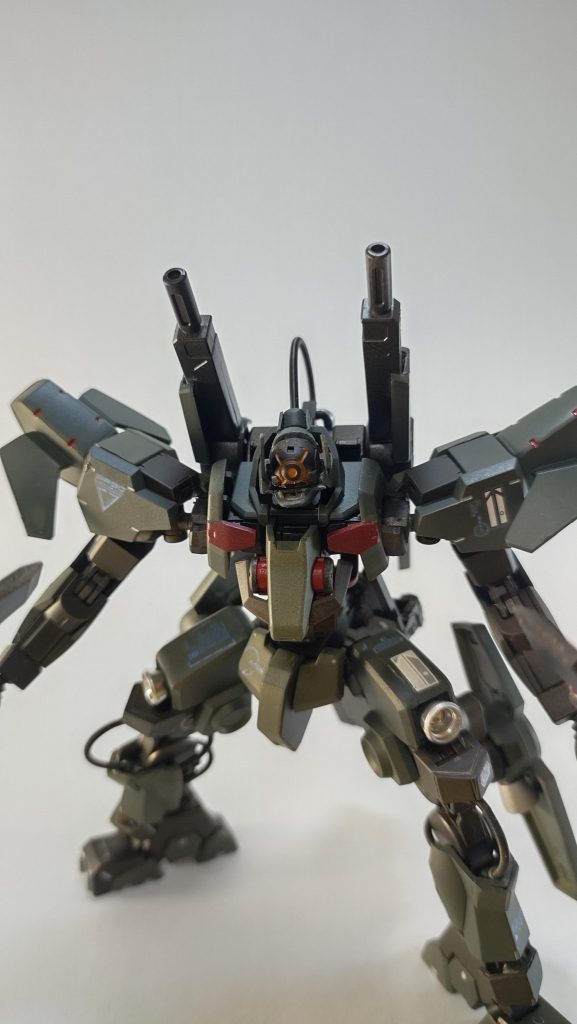 武装・120mmライフル グレイズと同じもの・バトルアックス打 破損していたバトルアックスの刃を削り破砕する武器としている。が実際は予算が無いだけ・背部ブースター兼220mmキャノン弾速の速いブースター兼キャノン、弾倉が無いので内蔵された4発のみ発射可能