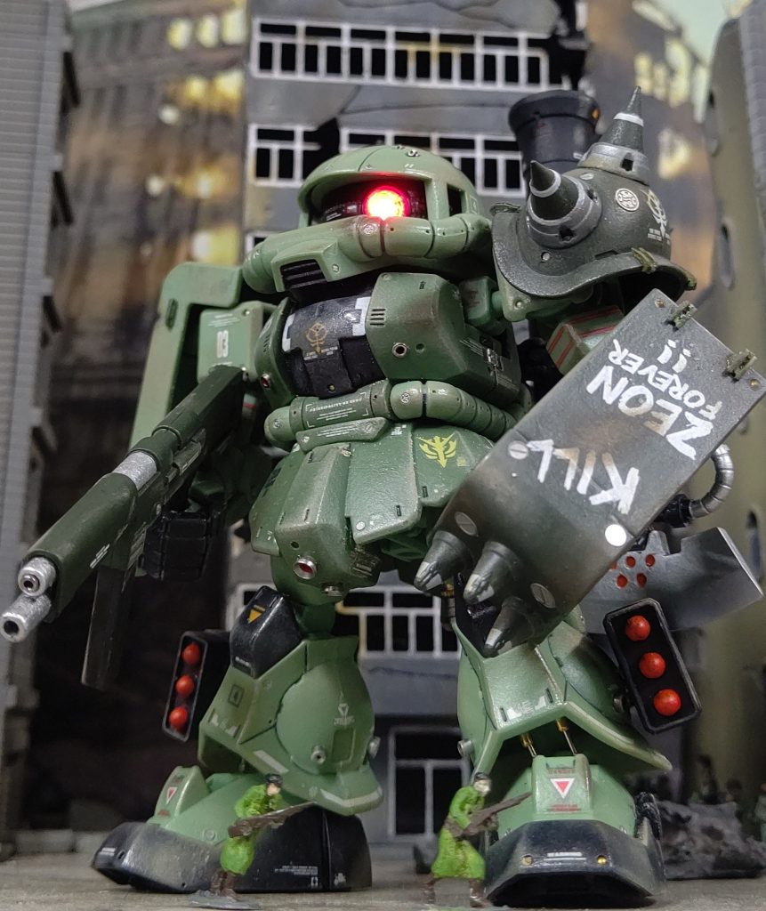 MS-06 ザクII FSエンジン周りを中心に故障が頻発する箇所の見直しと改修を行い、バックパックの換装により出力の向上を図った。スラスター等の出力は向上したが構造的な問題から燃料槽の増設が見合わず行動時間は低下するも、空間戦闘能力と格闘戦能力の増大にともない総合的な能力は向上している。しかしながら統合整備計画の進行で配備間近のFZ型には総合的な基本性能で僅かながら及ばなかった。