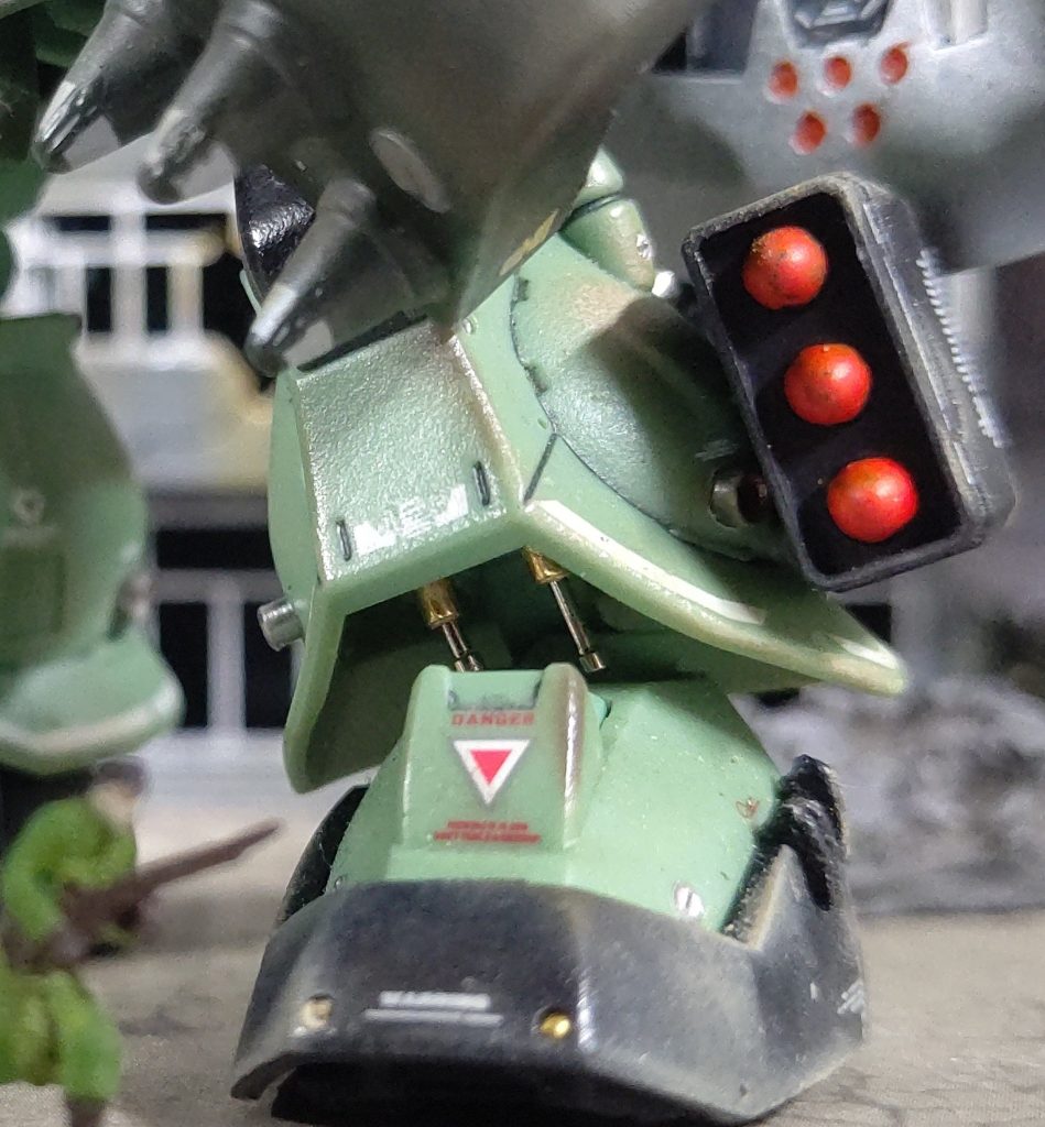 足首に稼働式メタルシリンダー。サスペンション用を流用。膝上にもしたかったのですが加工出来るアイテムも技術も無いので今回はパス。