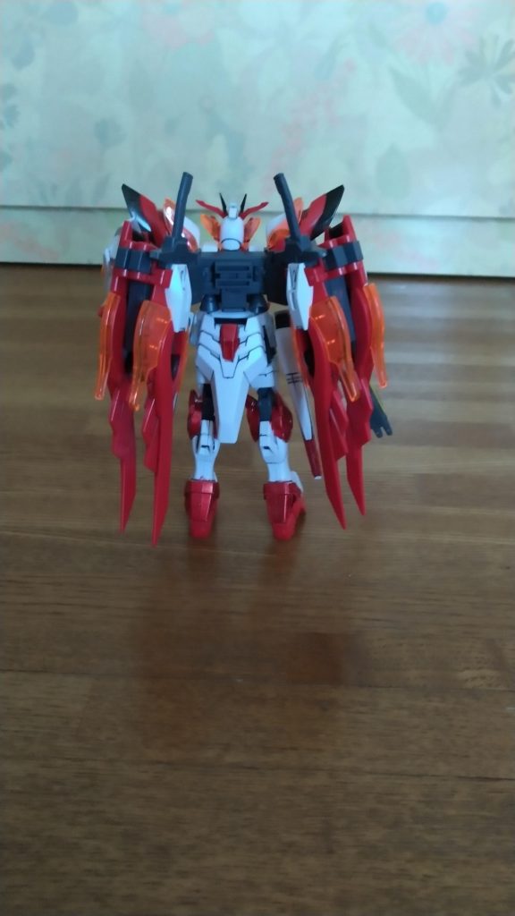 後ろはこんな感じ。塗装はガンダムマーカーのメタリックレッドとメタリックブラックで塗装。本当はMr.カラーのメタリックレッドとメタリックブラックを買ってたのですが、薄め液を買い忘れたので使えませんでした……(ﾉД`)それはいいけど、メタリックレッドがやたらとハゲる……ガンダムマーカーではダメなのか……＼(^o^)／