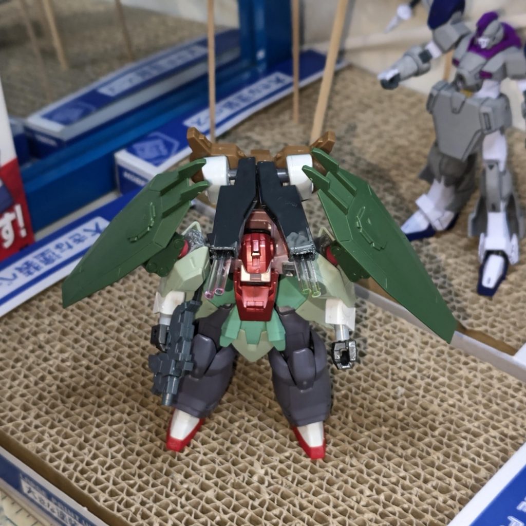 肩バインダーは、コレクションキットのフォビドゥンガンダムから。