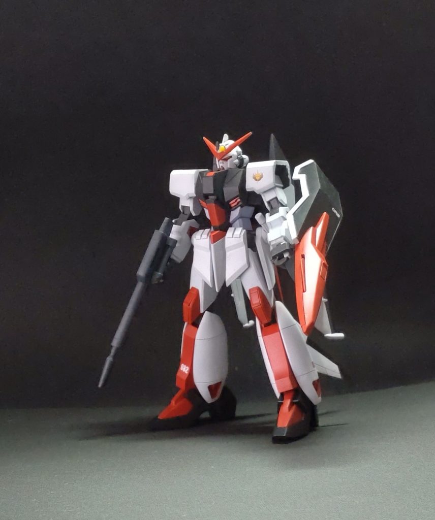 元キットは放送当時の古いキットなので、プラバンやポリキャップで徹底改修しています。具体的には・脚の延長・シールドを細くする、および接続方法、場所の変更・肩関節のボールジョイント化・絶壁な胸部の改善（後述）・頭部の前後への延長、アンテナの拡大です。